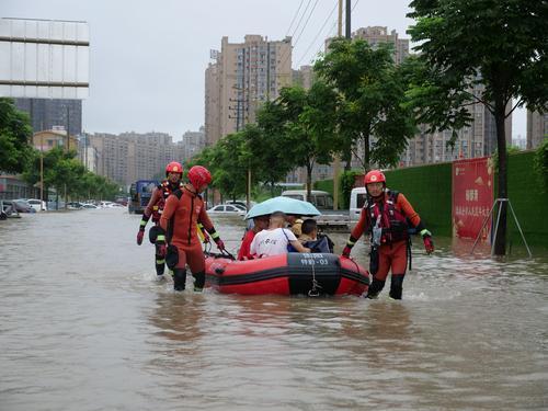 成都大暴雨下的勵(lì)志故事，雨中自信與成就感的涌現(xiàn)
