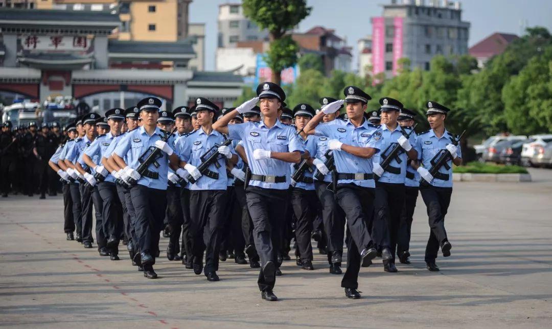 警服最新款，變化、學(xué)習(xí)與自信的力量展現(xiàn)風(fēng)采