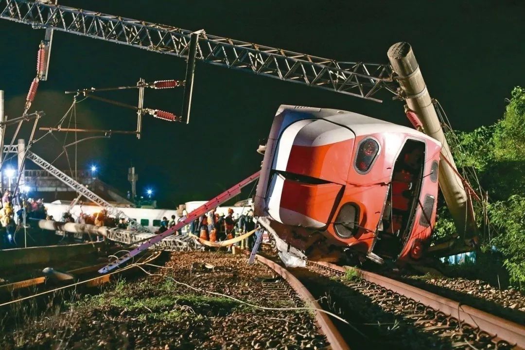 列車出軌驚魂實錄，現(xiàn)場直播見證驚險瞬間