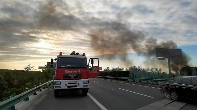 高速公路上的奇遇，貨車起火的心靈之旅