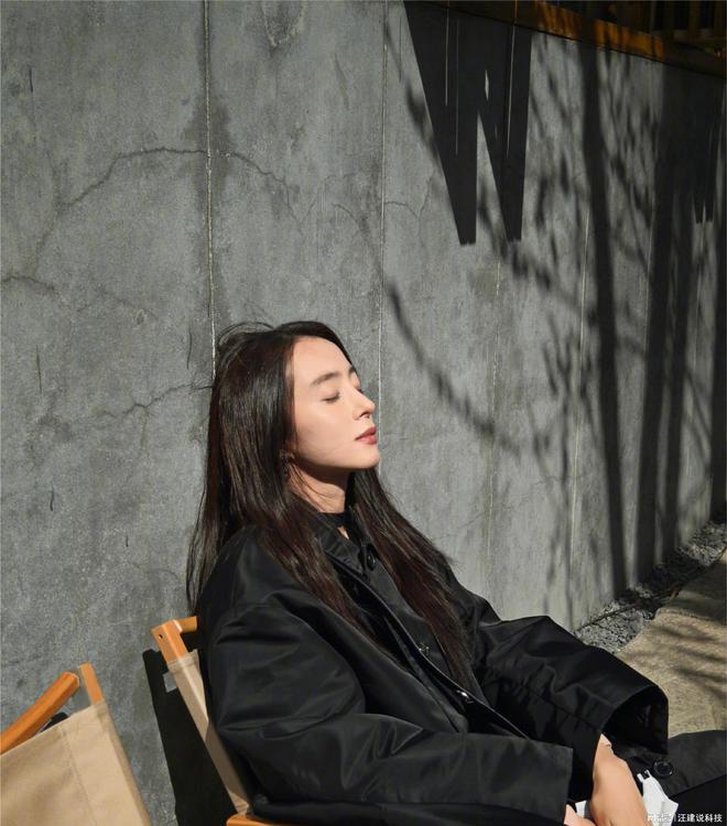 美女在上秦漠，自然之旅與內(nèi)心平靜的探尋