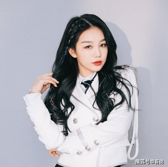時尚潮流下的少女動態(tài)多元展現(xiàn)