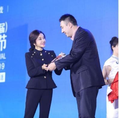 胸口紐扣鏡頭圖，時(shí)尚與科技的完美融合之美
