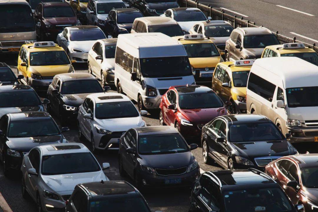 深圳車限行最新規(guī)定,深圳車限行新規(guī)下的奇妙一天