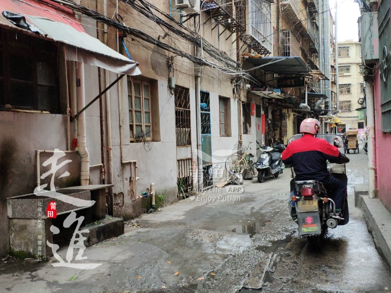 單面街最新動(dòng)態(tài)，友情與歡樂的交織日常