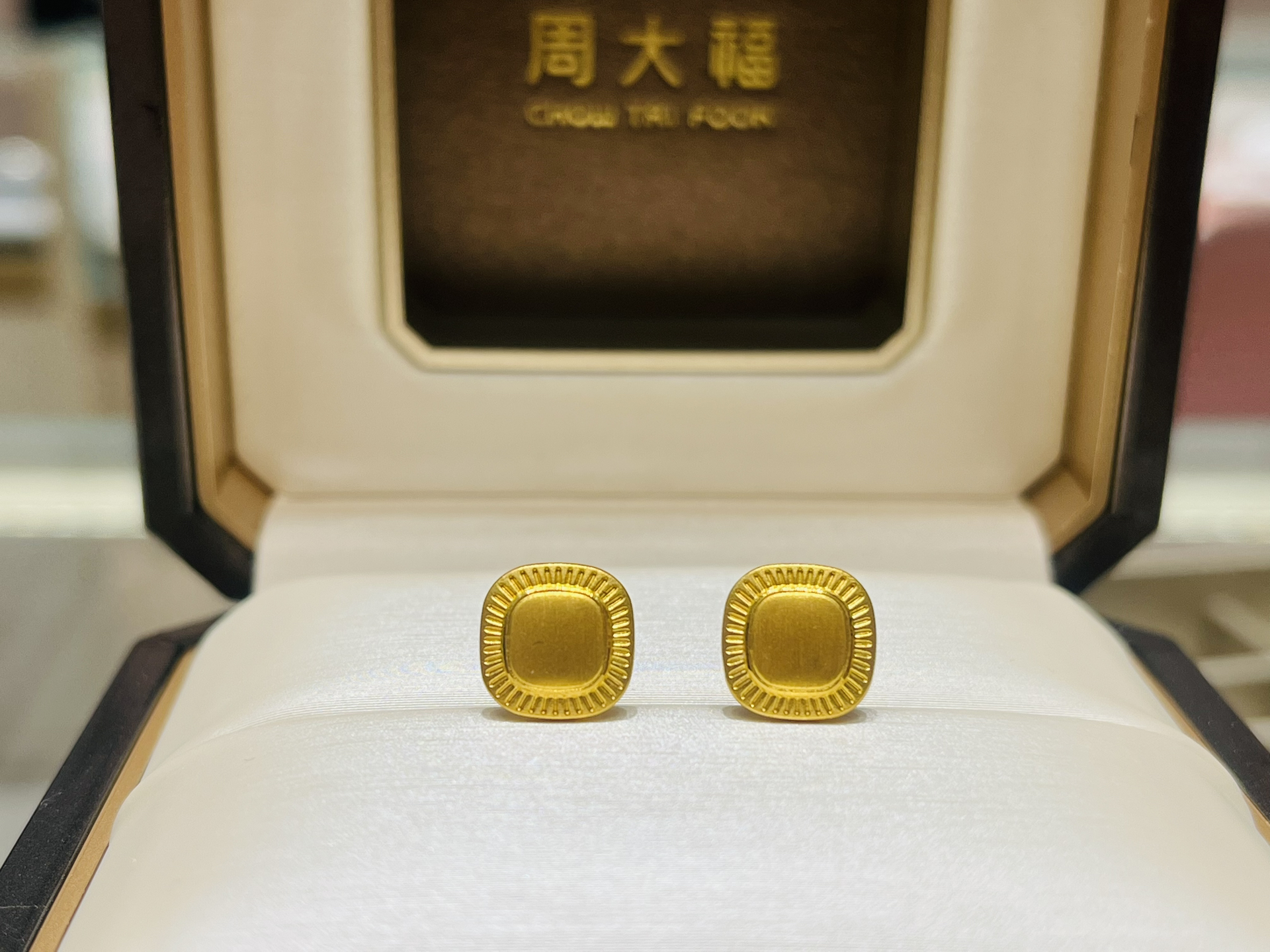 周大福耳釘黃金最新,周大福耳釘黃金最新，時尚潮流中的璀璨焦點