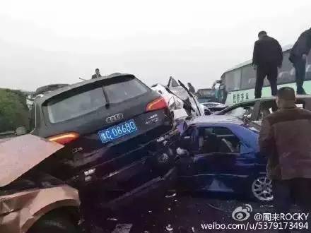 最新高速車禍圖片震撼瞬間，目擊車禍不容錯(cuò)過！