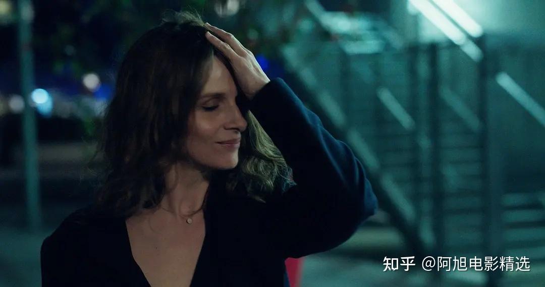 法國R級影片，咖啡館的溫馨日常揭秘