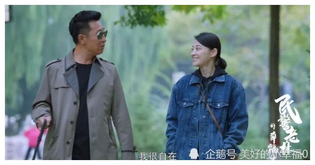李明享受電視劇的溫馨時(shí)光，小城陽(yáng)光下的家庭觀影日