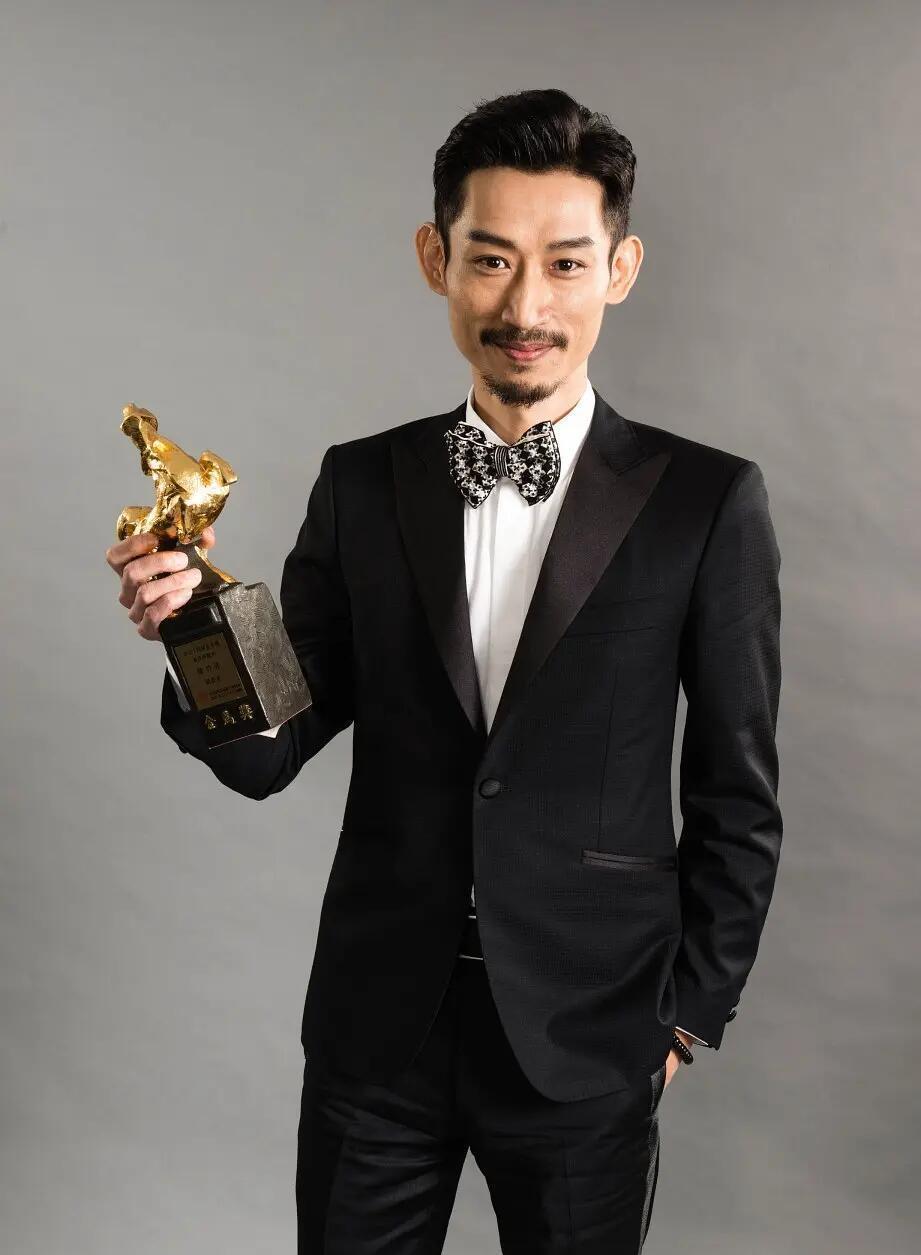 男戲曲演員,男戲曲演員舞臺上的英雄，心中的柔情