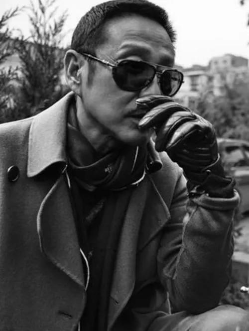男演員明星引領(lǐng)科技潮流，新利器體驗(yàn)未來(lái)生活