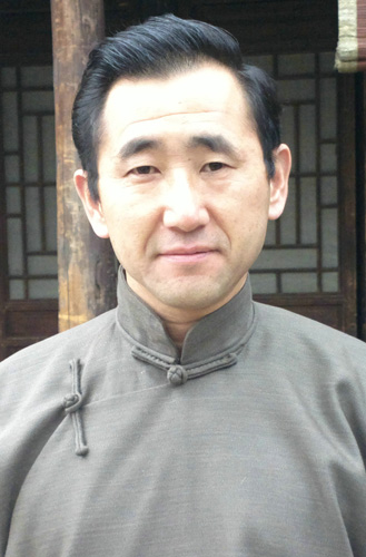 演員劉向東，小巷深處的舞臺與特色小店的奇遇記