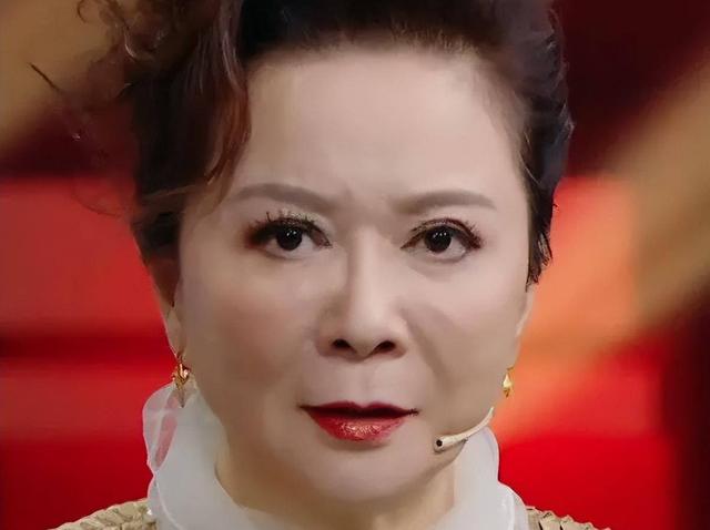 小品演員蔡明與小巷中的神秘小店故事