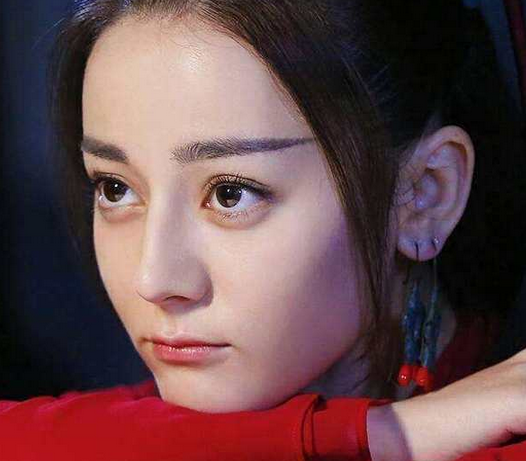 星光下的濃眉傳奇，眉毛濃的明星們的故事