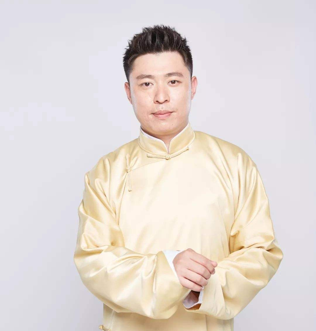 男相聲演員探尋隱藏小巷的特色小店，意外收獲驚喜體驗